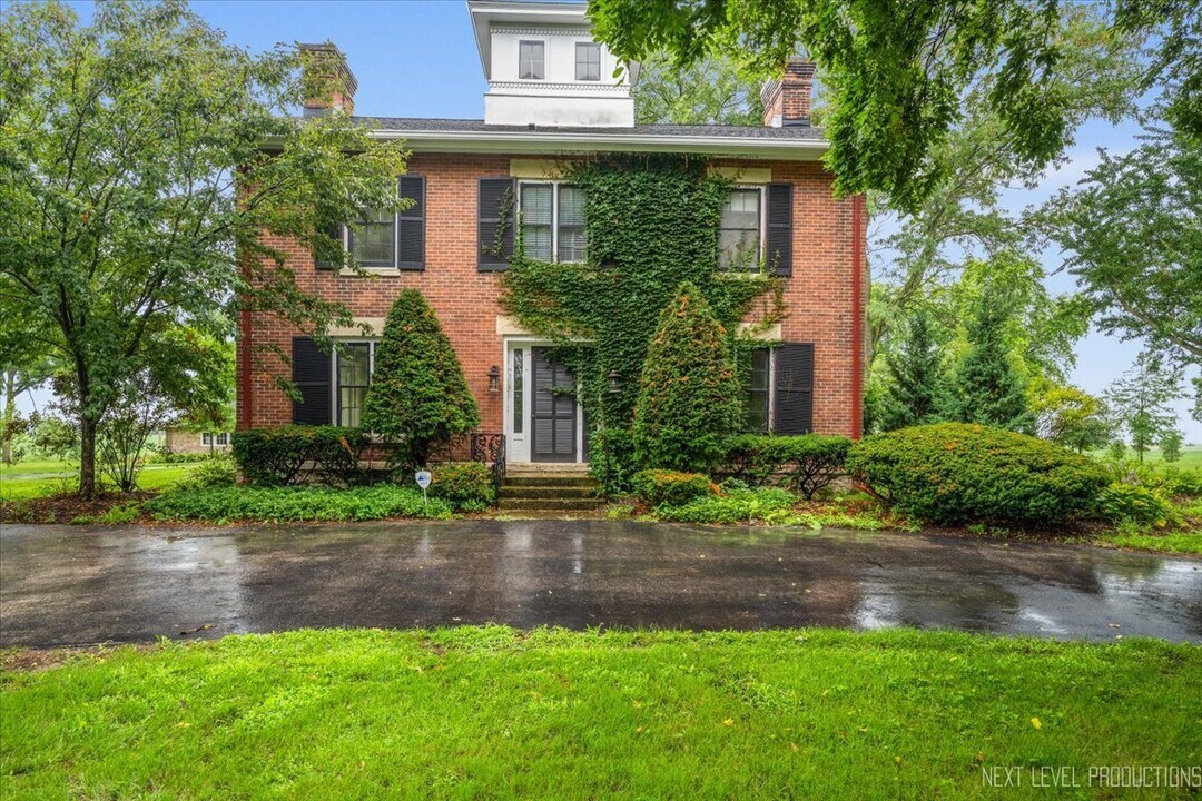 41W427 Prairie St in Sugar Grove, IL - Building Photo