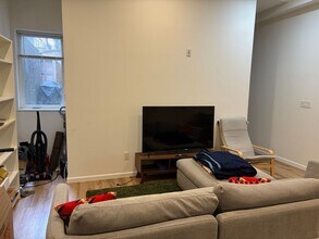 737 S 4th St in Philadelphia, PA - Foto de edificio - Building Photo