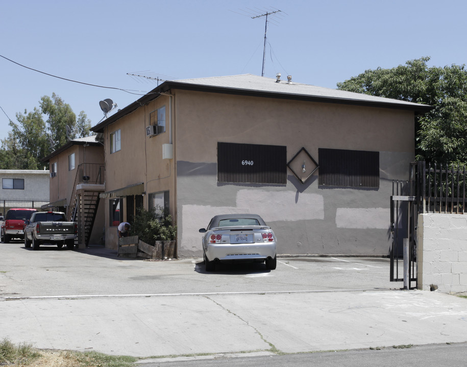 6940 Hinds Ave in North Hollywood, CA - Building Photo