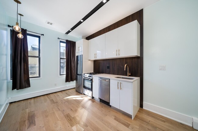 541 Newark Ave in Jersey City, NJ - Building Photo - Building Photo
