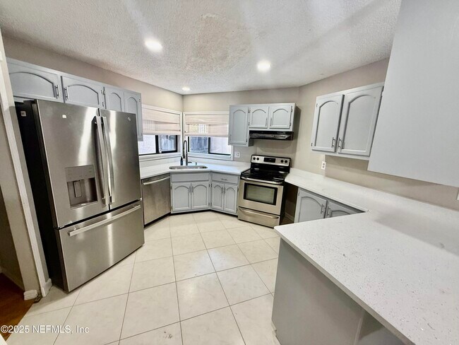 1165 Fromage Cir E in Jacksonville, FL - Building Photo - Building Photo