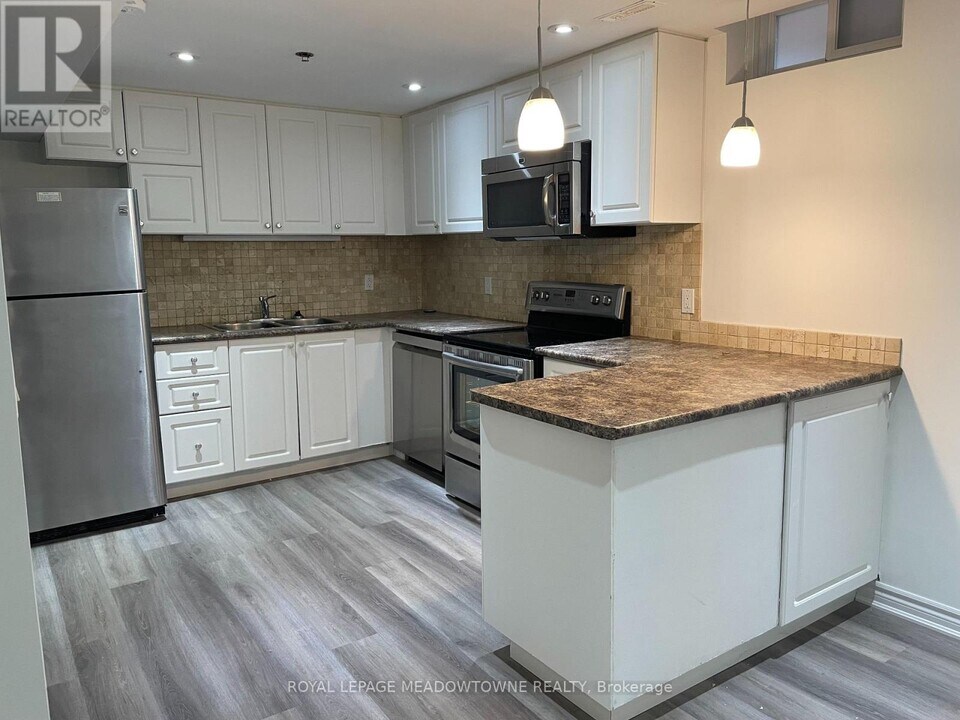 6853 Lisgar Dr in Mississauga, ON - Building Photo