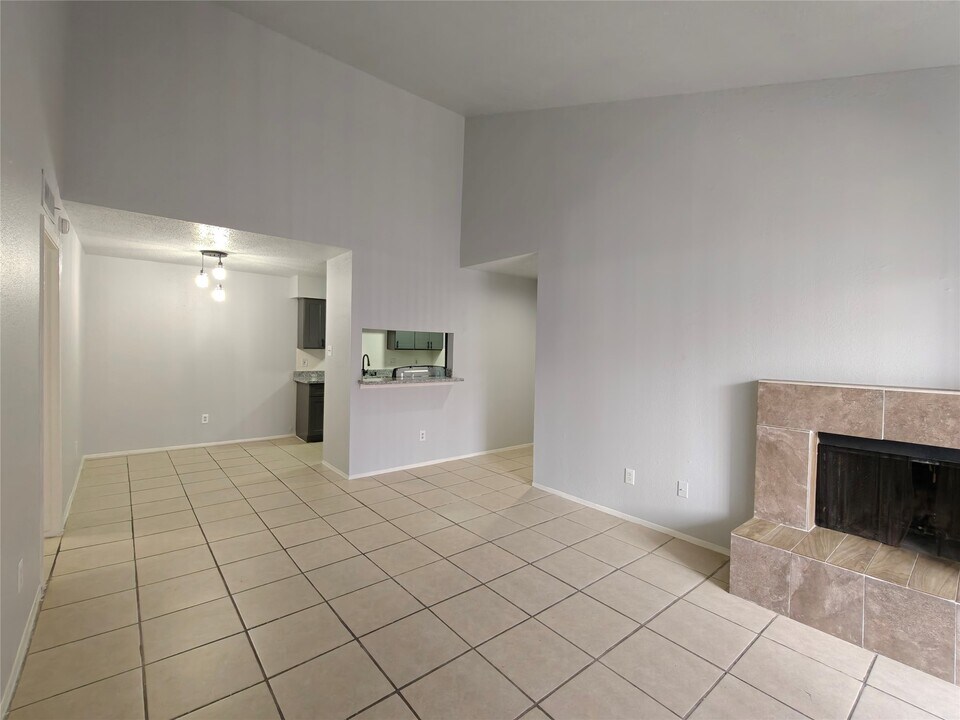 8034 Antoine Dr in Houston, TX - Building Photo