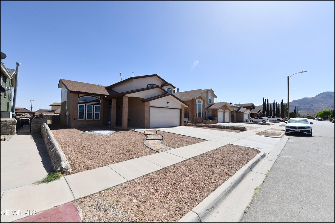 5060 Silver Sands Ave in El Paso, TX - Building Photo