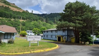 200 NE Rhine Village Dr in White Salmon, WA - Building Photo