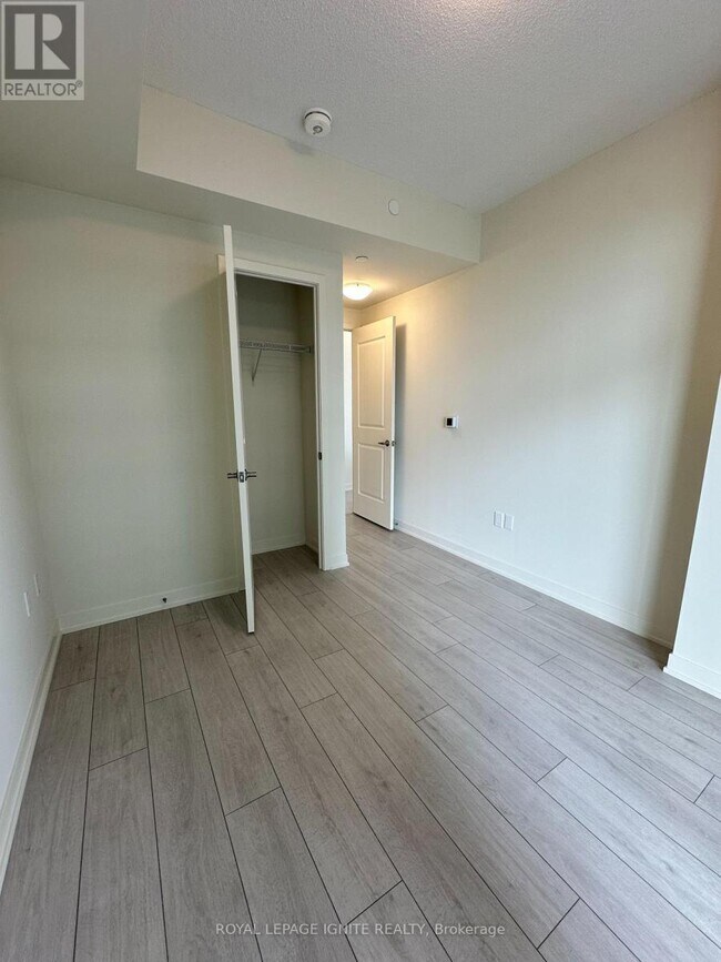 38-3938 Annie Craig Dr in Toronto, ON - Building Photo - Building Photo