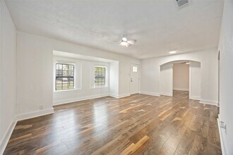 6043 Lyndhurst Dr in Houston, TX - Building Photo - Building Photo