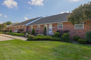 Idyllbrook Village in Erie, PA - Building Photo