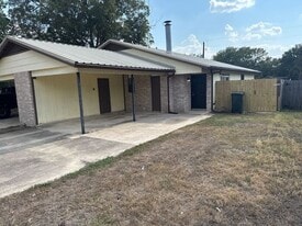 904 N Bishop St in San Marcos, TX - Building Photo