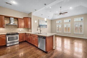 6039 Yale St in Houston, TX - Building Photo - Building Photo