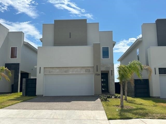7524 Cresta Bella St in Laredo, TX - Building Photo