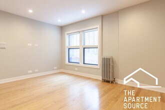 516 W Cornelia Ave, Unit 219 in Chicago, IL - Foto de edificio - Building Photo