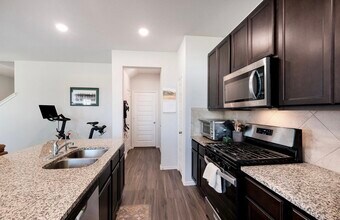 4910 Sandstone Wy in San Antonio, TX - Building Photo - Building Photo