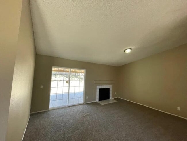 3590 N Amberwood Ave in Rialto, CA - Building Photo - Building Photo