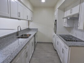 408 E Coombs St, Unit 2 in Alvin, TX - Building Photo