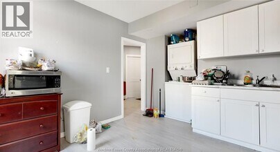 3092 Sandwich St. in Windsor, ON - Building Photo - Building Photo