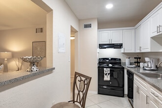 Courtyards at Miami Lakes in Miami Lakes, FL - Foto de edificio - Interior Photo