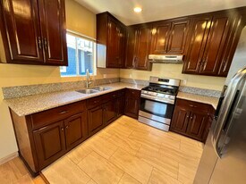 5646 La Mirada Ave, Unit 2 in Los Angeles, CA - Building Photo