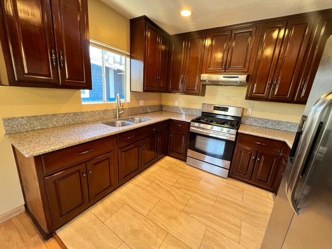 5646 La Mirada Ave, Unit 2