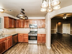 20232 E 43rd Pl S, Unit 2 in Broken Arrow, OK - Foto de edificio - Building Photo