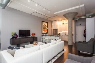 130 S Canal St, Unit 410 in Chicago, IL - Building Photo - Building Photo