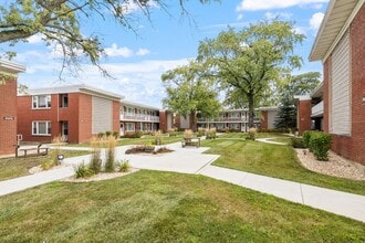 WHEATON COURT, LLC in Wheaton, IL - Building Photo - Interior Photo