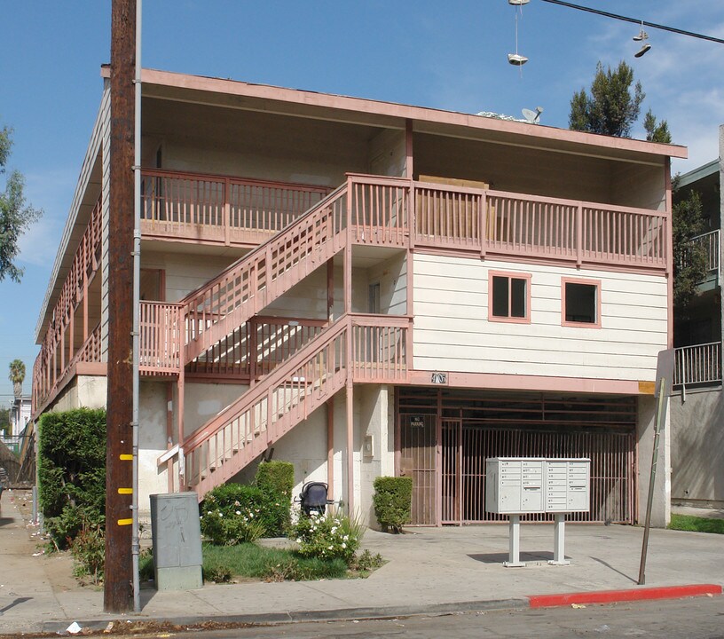 405 Halesworth St in Santa Ana, CA - Foto de edificio