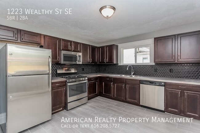 1223 Wealthy St SE in Grand Rapids, MI - Building Photo - Building Photo