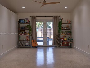 15213 SW 141st St in Miami, FL - Foto de edificio - Building Photo