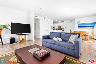 811 S Lucerne Blvd in Los Angeles, CA - Building Photo - Building Photo