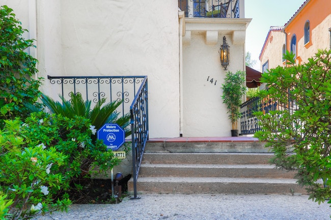 141 N Orange Dr in Los Angeles, CA - Building Photo - Building Photo
