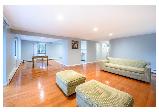 97 Graywood Rd in Port Washington, NY - Building Photo - Building Photo