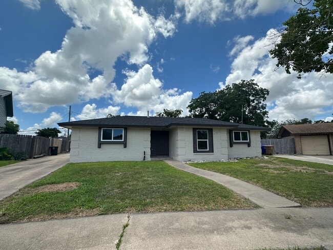 property at 3313 Lynnwood Ln