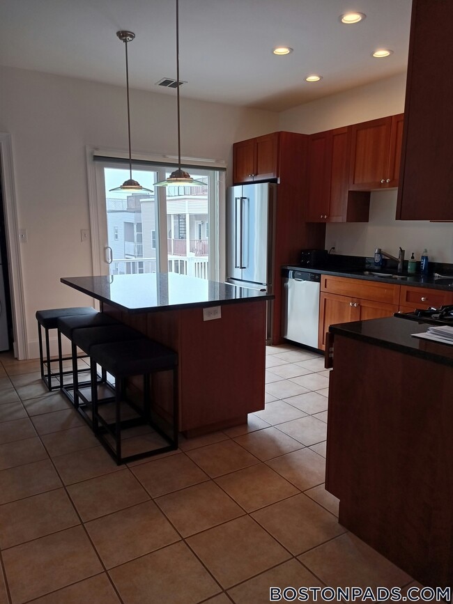 467 E 8th St, Unit 3 in Boston, MA - Building Photo - Building Photo