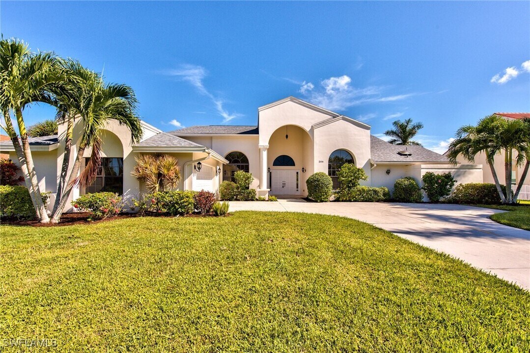 2106 Imperial Golf Course Blvd in Naples, FL - Building Photo