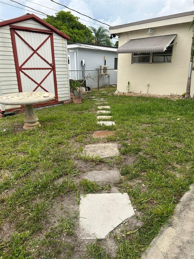 1919 N 38th Ave in Hollywood, FL - Building Photo - Building Photo