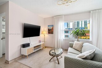 1824 Monroe St, Unit 10 in Hollywood, FL - Foto de edificio - Building Photo
