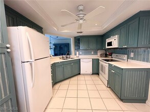 565 Beachwalk Cir in Naples, FL - Foto de edificio - Building Photo