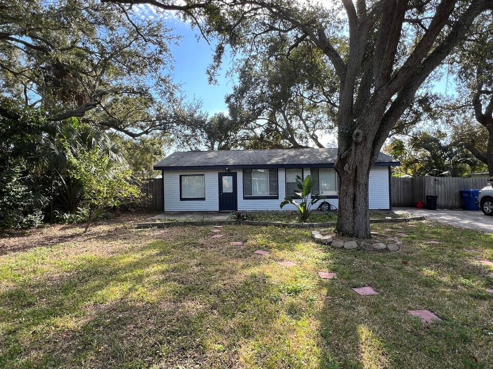 2540 Elyria Ave in Largo, FL - Foto de edificio