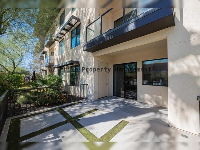 7300 E Earll Dr in Scottsdale, AZ - Foto de edificio - Building Photo