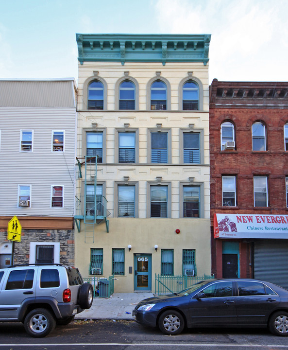 665 Evergreen Ave in Brooklyn, NY - Building Photo