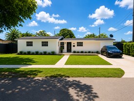 8320 NW 180th St in Hialeah, FL - Building Photo
