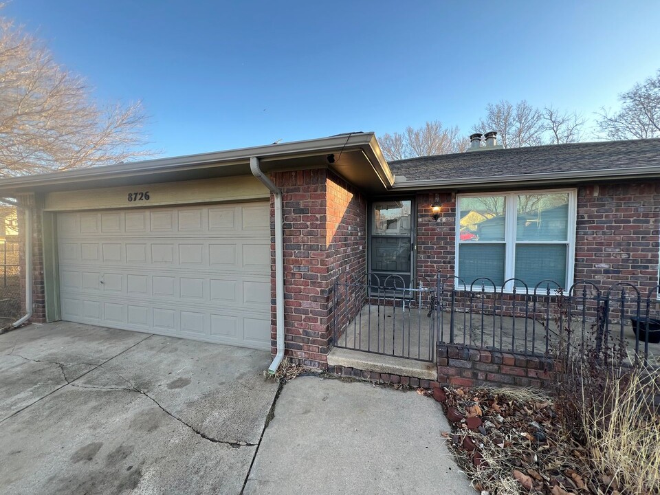 8726 E Lockmoor Cir in Wichita, KS - Building Photo