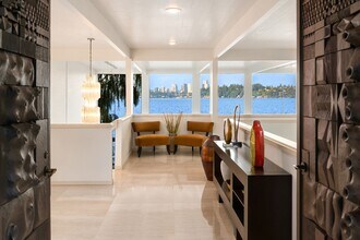 7226 N Mercer Way in Mercer Island, WA - Building Photo - Building Photo