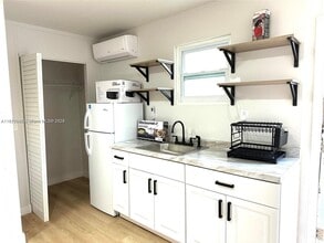8235 SW 41st Terrace in Miami, FL - Building Photo - Building Photo