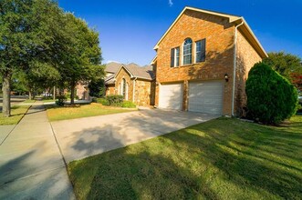 8800 Weston Ln in Lantana, TX - Foto de edificio - Building Photo