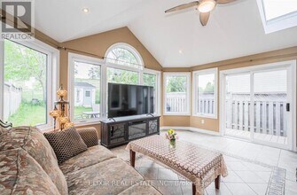 236 B Inverhuron Crescent in Waterloo, ON - Building Photo - Building Photo
