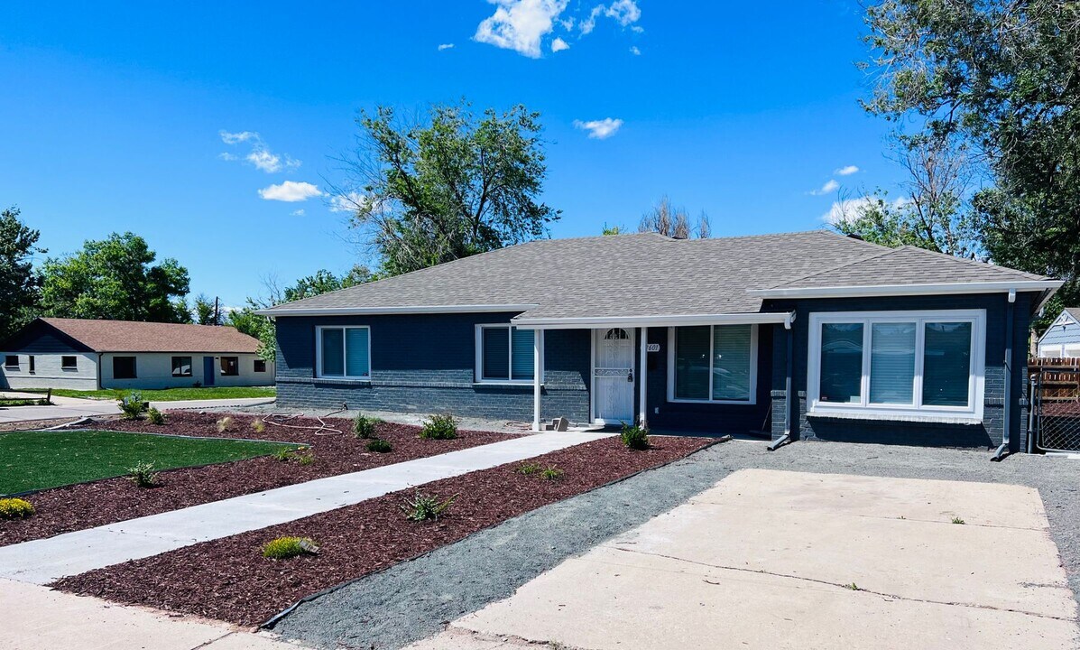 13601 E 7th Ave in Aurora, CO - Building Photo