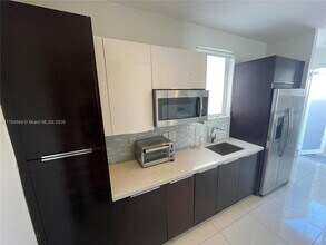 6423 NW 105th Ct in Doral, FL - Building Photo - Building Photo