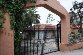 Villa Rockledge in Laguna Beach, CA - Foto de edificio - Building Photo